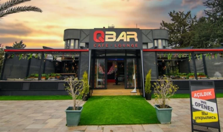Q Bar Cafe & Lounge