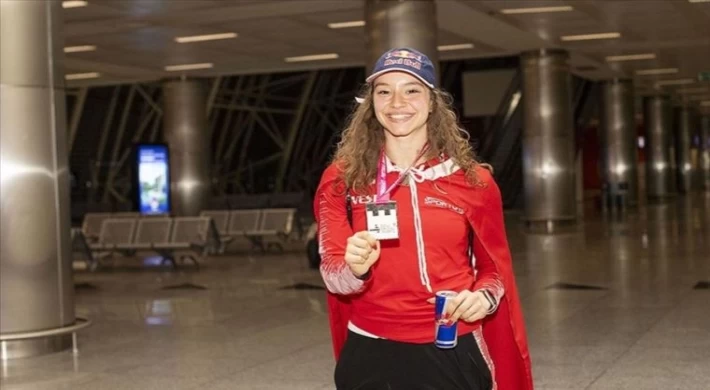 Aerobik cimnastikte dünya ikincisi Ayşe Begüm Onbaşı, Türkiye’ye döndü