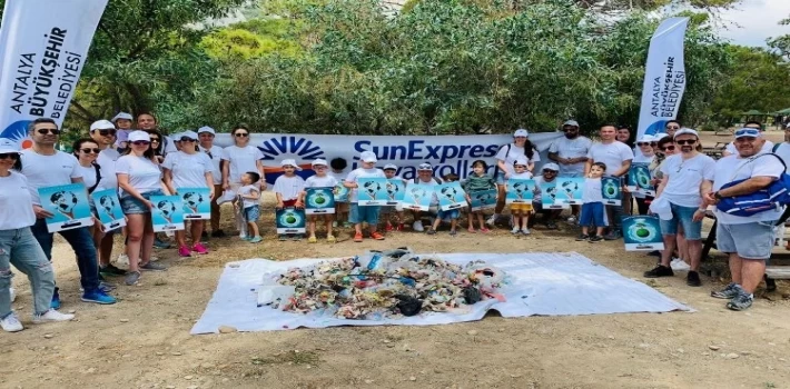 Antalya’da SunExpress kıyıdan 75 kilogram atık topladı