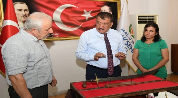 Damascus ustasından Başkan Gürkan’a özel hediye