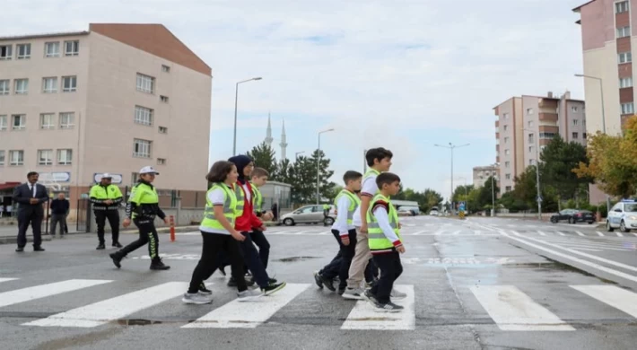 Sivas’ta okul çevrelerindeki işaretlemeler yenileniyor