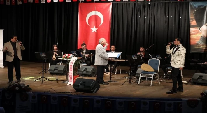 İzmir Narlıdere’de şarkılar eğitime destek için söylendi