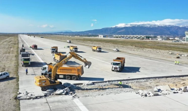 Ankara ekipleri Hatay Havalimanı’nı onarıma başladı.