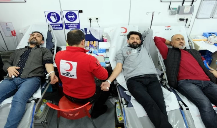 Bingöl’de gazetecilerden Kızılay’a kan bağışı