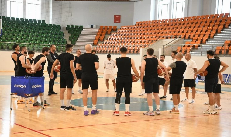 Basketbol takımı Çayırova’da sezonu açtı